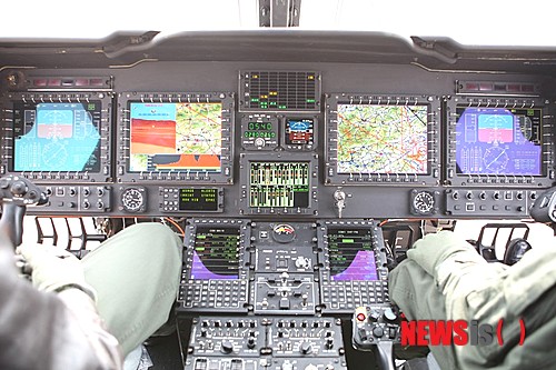 【서울=뉴시스】 방위사업청(청장 이용걸)은 군에서 운용중인 노후된 기동헬기(UH-1H, 500MD기본기)를 대체하고 국내 헬기산업 육성을 목표로 추진한 한국형기동헬기(수리온, KUH) 개발을 완료했다고 29일 전했다.&nbsp; 사진은 수리온의 조종실 모습. (사진=방위사업청 제공)&nbsp; photo@newsis.com 