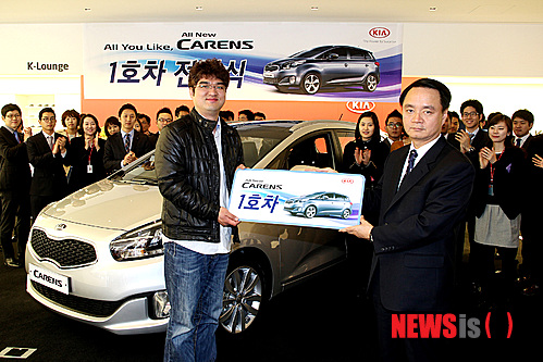 【서울=뉴시스】김창수 고림초 교사(왼쪽)와 김훈호 기아자동차 판매사업부장이 29일 서울 압구정 국내영업본부 사옥에서 열린 '올 뉴 카렌스' 1호차 전달식에서 기념사진을 촬영하고 있다. (사진= 기아자동차 제공)&nbsp;&nbsp; photo@newsis.com