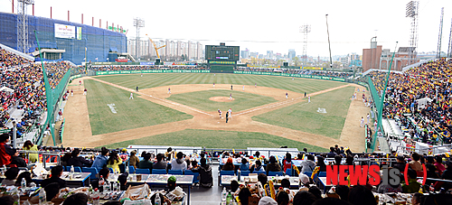 【광주=뉴시스】배동민 기자 = 30일 2013 프로야구가 개막한 가운데 광주 무등경기장 야구장의 마지막 홈 개막전 KIA와 넥센의 경기가 열리고 있다.&nbsp;&nbsp;&nbsp; guggy@newsis.com