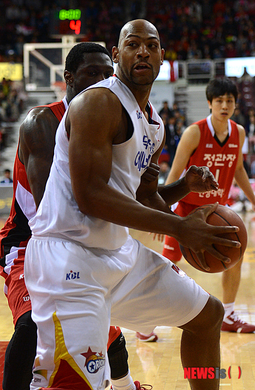 【안양=뉴시스】고범준 기자 = 30일 오후 경기도 안양실내체육관에서 열린 2012-2013 KB국민카드 남자프로농구 6강 플레이오프 5차전 안양 KGC 인삼공사와 고양 오리온스의 경기에서 고양 윌리엄스가 고양 파틸로를 피해 공격하고 있다. bjko@newsis.com