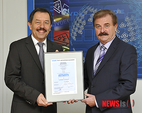 【서울=뉴시스】= 삼성전자가 드럼세탁기의 핵심부품인 모터에 대해 독일전기전자 기술자협회(VDE)로부터 20년 수명 인증을 받았다고 31일 밝혔다.&nbsp;&nbsp; VDE는 '삼성전자의 드럼세탁기 모터'가 주 4.2회, 연 220회 기준으로 20년간 총 4400회 세탁해도 문제없다며 '공식 신뢰성 기간 20년'을 인증했다. (사진 = 삼성전자 제공)&nbsp; photo@newsis.com 