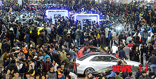 【고양=뉴시스】최동준 기자 = 31일 경기 고양시 일산 킨텍스에서 열린 2013 서울모터쇼가 시민들로 붐비고 있다. 2013 서울모터쇼는 자연을 품다, 인간을 담다 주제로 다음달 7일까지 진행된다. photocdj@newsis.com