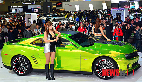 【서울=뉴시스】한국지엠주식회사(이하 한국지엠)이 29일부터 4월 7일까지 경기도 일산 킨텍스(KINTEX)에서 열리는 2013 서울모터쇼에 총 3,000㎡ 규모의 쉐보레 전시장을 마련하고, 차세대 순수 전기차와 쇼카를 포함한 총 23대의 차량을 전시한다고 31일 밝혔다. (사진=한국지엠 제공) photo@newsis.com