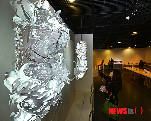 【서울=뉴시스】박문호 기자 = 31일 오후 서울 서초구 서초동 예술의 전당 한가람디자인미술관에서 열린 "종이로 펼치는 입체 조형의 세계-세계팝업아트전"을 찾은 관람객들이 전시를 관람하고 있다.&nbsp; 평면을 입체조형으로 변형하는 3차원 시각예술을 통해 감동을 극대화한 작품이 전시되는 이 전시회는 다양한 교육 프로그램과 함께 오는 5월 19일까지 계속된다.&nbsp; go2@newsis.com