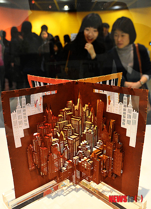 【서울=뉴시스】박문호 기자 = 31일 오후 서울 서초구 서초동 예술의 전당 한가람디자인미술관에서 열린 "종이로 펼치는 입체 조형의 세계-세계팝업아트전"을 찾은 관람객들이 전시를 관람하고 있다.&nbsp; 평면을 입체조형으로 변형하는 3차원 시각예술을 통해 감동을 극대화한 작품이 전시되는 이 전시회는 다양한 교육 프로그램과 함께 오는 5월 19일까지 계속된다.&nbsp; go2@newsis.com