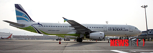 【부산=뉴시스】하경민 기자 = 에어부산이 취항 4년 5개월 만에 10번째 항공기를 보유하게 됐다. 에어부산은 지난 30일 부산 강서구 김해공항에서 임직원들이 참석한 가운데 10호기의 안전운항을 기원하는 행사를 가진 뒤 이날 오전부터 본격적인 운항에 들어갔다고 31일 밝혔다. (사진=에어부산 제공) yulnetphoto@newsis.com