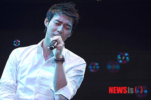 【서울=뉴시스】이재훈 기자 = 한류그룹 'JYJ' 멤버 박유천(27)이 JYJ의 일본 도쿄돔 콘서트에서 신곡을 공개한다.&nbsp; 1일 매니지먼트사 씨제스엔터테인먼트에 따르면, 박유천은 JYJ가 2~4일 3회에 걸쳐 도쿄돔에서 여는 '2013 JYJ 콘서트 인 도쿄돔-더 리턴 오브 더 JYJ'에서 자작곡 '그녀와 봄을 걷는다'를 선보인다.&nbsp; 씨제스는 "박유천이 드라마 활동으로 인해 다른 멤버들과 달리 솔로 앨범을 발표하지 못했다"면서 "그래서 이번 공연에서 팬들을 위한 곡을 발표하기로 했다"고 설명했다.&nbsp;&nbsp; '그녀와 봄을 걷는다'는 브릿팝 장르다. 사랑을 시작한 남자의 설레는 감정을 조심스레 표현했다. 봄을 맞이하는 설렘을 담았다.&nbsp; 박유천은 "정말 오랜만에 일본 팬들과 돔에서 만나게 됐다"면서 "긴 기다림 동안 슬픔도 있었지만 결국에는 웃으며 만났고 다시 시작할 수 있는 설레는 기대감으로 곡을 선물하고 싶었다"고 말했다.&nbsp; realpaper7@newsis.com 