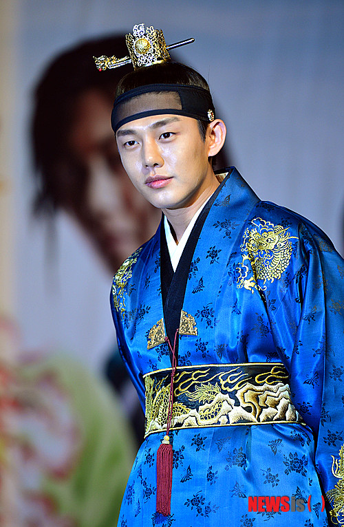 【고양=뉴시스】박문호 기자 = SBS월화드라마 '장옥정 사랑에 살다(극 최정미, 연출 부성철)' 제작발표회가 1일 오후 경기 고양시 장항동 일산호텔 킨텍스(THE MVL)에서 열린 가운데 배우 유아인이 포즈를 취하고 있다.&nbsp; go2@newsis.com