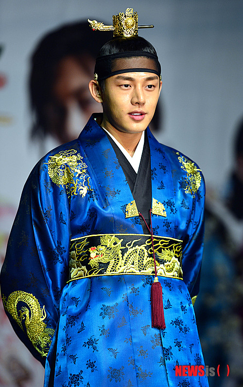 【고양=뉴시스】박문호 기자 = SBS월화드라마 '장옥정 사랑에 살다(극 최정미, 연출 부성철)' 제작발표회가 1일 오후 경기 고양시 장항동 일산호텔 킨텍스(THE MVL)에서 열린 가운데 배우 유아인이 포즈를 취하고 있다.&nbsp; go2@newsis.com