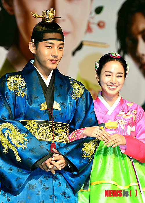 【고양=뉴시스】박문호 기자 = SBS월화드라마 '장옥정 사랑에 살다(극 최정미, 연출 부성철)' 제작발표회가 1일 오후 경기 고양시 장항동 엠블 호텔 킨텍스 그랜드볼룸에서 열린 가운데 배우 김태희(오른쪽)와 유아인이 포즈를 취하고 있다.&nbsp; go2@newsis.com