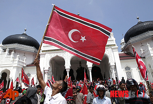 【반다 아체=AP/뉴시스】인도네시아 아체 주 에서 한 시민이 1일 주 수도 모스크 앞에서 분리 독립운동의 깃발을 흔들고 있다.&nbsp;&nbsp;&nbsp;&nbsp;&nbsp; 