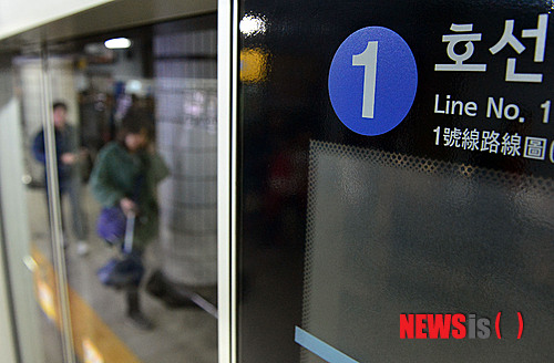 【서울=뉴시스】최동준 기자 = 2일 오전 8시20분께 가산디지털단지역에서 지하철 1호선이 멈춰서 출근길 승객들이 큰 불편을 겪었다. 사진은 시청역 지하철 1호선 모습. photocdj@newsis.com