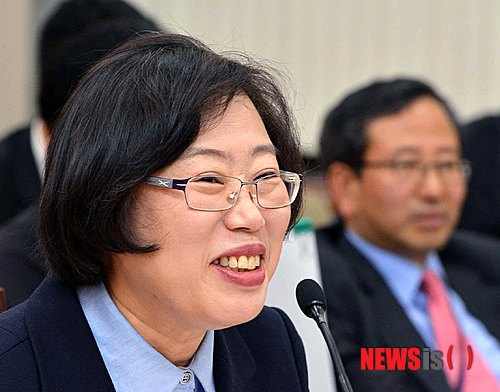 【서울=뉴시스】권주훈 기자 = 2일 오전 서울 여의도 국회 농림축산식품해양위원회에서 열린 해양수산부장관 후보자 인사청문회에서 윤진숙 후보자가 새누리당 신성범 의원의 질의에 웃으며 답변을 하고 있다. joo2821@newsis.com 