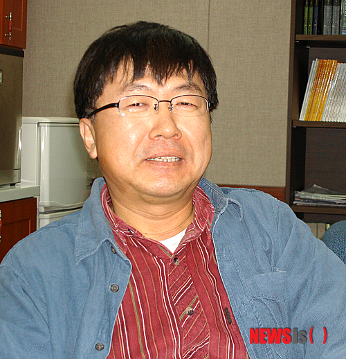 【포항=뉴시스】강진구 기자 = 포스텍(포항공과대·총장 김용민)은 수학과 권용훈 교수(58)가 한국거래소가 실시한 ‘제3회 KRX 파생상품 우수 논문상’에서 우수상을 수상한다고 2일 밝혔다.사진은 포스텍 권용훈 교수. (사진=포스텍 제공)&nbsp; photo@newsis.com