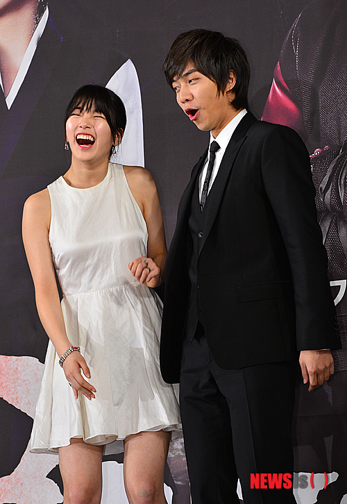 【서울=뉴시스】김기태 기자 = 2일 오후 서울 여의도 63빌딩에서 열린 MBC 월화 특별기획 드라마 '구가의 서' 제작발표회에서 가수 배수지와 이승기가 포토타임을 갖고 있다.&nbsp;&nbsp;&nbsp; presskt@newsis.com 