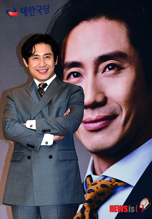 【서울=뉴시스】박문호 기자 = SBS 새 수목드라마 '내 연애의 모든 것(연출 손정현)' 제작발표회가 2일 오후 서울 양천구 목동 SBS 사옥에서 열린 가운데 배우 신하균이 포즈를 취하고 있다.&nbsp; go2@newsis.com