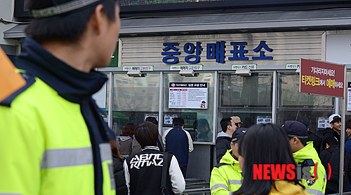 【서울=뉴시스】김인철 기자 = 2일 오후 서울 잠실야구장에서 경찰들이 암표상 근절 캠페인을 벌이고 야구장 중앙매표소 주변을순찰하고 있다.&nbsp; yatoya@newsis.com