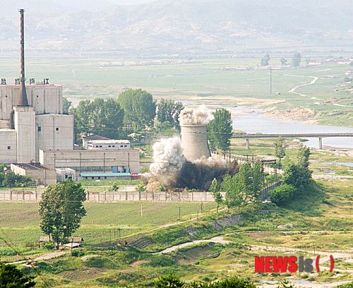 【서울=로이터/뉴시스】 조선중앙통신이 2일 우라늄 농축공장을 비롯한 모든 영변 핵 시설을 재가동한다고 북한 원자력 총국 대변인을 통해 밝혔다. 사진은 지난 2008년 6월 27일 북한 핵 냉각탑 파괴 모습. 