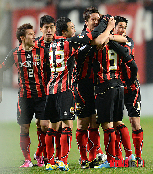 【서울=뉴시스】고범준 기자 = 2일 오후 서울월드컵경기장에서 열린 2013 AFC(아시아축구연맹)챔피언스리그 E조 조별예선 3차전 FC 서울과 베갈타 센다이(일본)의 경기에서 서울 에스쿠데로가 전반 첫번째 골을 성공시키고 동료들과 기뻐하고 있다.&nbsp; bjko@newsis.com