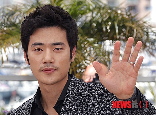 【서울=뉴시스】박영주 기자 = 탤런트 김강우(35)가 로맨틱 코미디 영화 ‘결혼전야’에 캐스팅됐다.&nbsp;&nbsp; 결혼 전 갈등과 고민, 사랑을 다룬 네 커플의 사랑이야기다. 옴니버스 형식으로 담아낸다.&nbsp; 김강우는 프로야구단에서 일하는 전직 야구선수 ‘태규’를 맡아 한 번 헤어졌던 연인을 다시 만나게 되는 남자의 심리를 유쾌하게 전한다.&nbsp; 매니지먼트사 나무엑터스는 “이번 영화에서는 로맨틱 코미디 장르 도전을 통해 허당기 있는 귀엽고 유쾌한 모습을 선보일 예정”이라고 밝혔다.&nbsp;&nbsp; ‘결혼전야’는 영화 ‘키친’의 홍지영(42) 감독이 연출한다. 4월 말 크랭크 인 예정이다.&nbsp; gogogirl@newsis.com