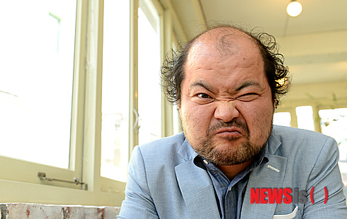 【서울=뉴시스】고범준 기자 = 영화 '런닝맨(감독 조동오)'에 출연한 배우 김상호가 3일 오후 서울 종로구 삼청동 한 카페에서 인터뷰 후 포즈를 취하고 있다. bjko@newsis.com