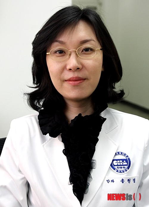 【서울=뉴시스헬스/뉴시스】 스타가르트병 국내 첫 환자 임상 시술을 마친 송원경 분당차병원 교수. (사진=의과학대학교 차병원 제공) 김민서 기자 kms@newsishealth.com