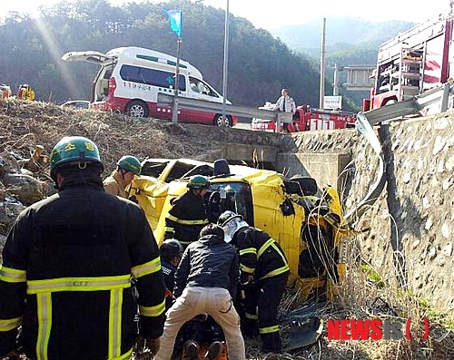 【삼척=뉴시스】이다솜 기자 = 4일 오후 3시42분께 강원 삼척시 노곡면 주지리 마을회관 앞 도로에서 근덕초등학교 스타렉스(승합차) 통학차량이 배수구에 빠지면서 전복돼 119구조대가 부상자를 구조하고 있다. (사진=강원도소방본부 제공)&nbsp; westory21@newsis.com