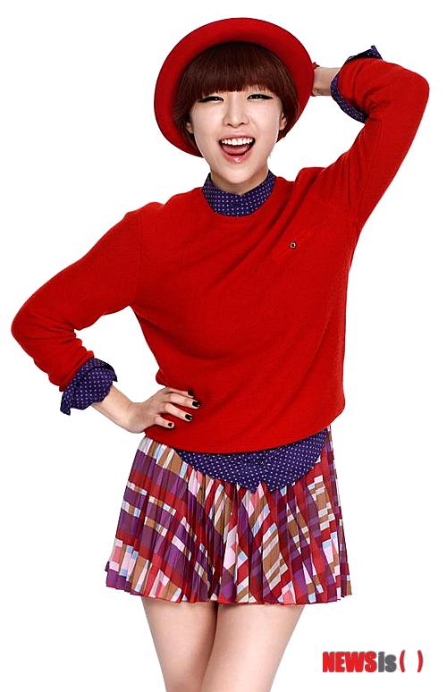 【서울=뉴시스】오제일 기자 = MC 유재석(41)과 노홍철(34), 가수 하하(34), 그룹 '브라운아이드걸스'의 가인(26)이 월드스타 싸이(36)의 신곡 뮤직비디오에 출연한다.&nbsp; 매니지먼트사 YG엔터테인먼트는 "'강남스타일'에 이은 싸이의 신곡 '젠틀맨'에 유재석, 노홍철, 하하, 가인이 카메오로 등장한다. 주말께 촬영할 예정"이라고 전했다.&nbsp; 앞서 유재석과 노홍철은 '강남스타일' 뮤직비디오에 출연해 재미를 더했다. 하하는 지난해 12월31일 미국 뉴욕 타임스스퀘어에서 열린 ABC 방송사의 연말 축제 무대에 올라 싸이와 '강남스타일' 무대를 펼친 인연이 있다. 가인은 '젠틀맨' 뮤직비디오에 홍일점으로 등장한다.&nbsp; 한편, 싸이의 신곡 '젠틀맨'은 13일 성산동 서울월드컵경기장에서 열리는 싸이의 단독 콘서트 '해프닝'에서 최초로 공개된다.&nbsp; kafka@newsis.com