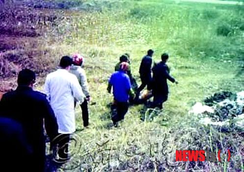 【서울=뉴시스】중국 산둥(山東)성 자오위안(招遠)시 경찰 당국이 제공한한 사진으로, 지난 3일 수거좡촌 야산에서 장씨의 가족과 구조대원들이 장씨를 들고 가고 있다. 장씨는 이날 자살하려고 가짜 농약을 마셨다가 농약 속의 흥분제 성분으로 옷까지 벗어던지고 반 시간 넘게 야산에서 뛰어다녔다. (사진출처: 중국 치루완바오(齊魯晩報))