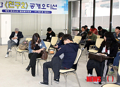 【울산=뉴시스】고은희 기자 = 전편 영화 '친구'를 잇는 '친구2' 공개 오디션 지원자들이 지난 5일 울산 중구 성남동 울산제작사무에서 열린 오디션에 참가하기 위해 긴장한 모습으로 대기하고 있다.&nbsp; gogo@newsis.com