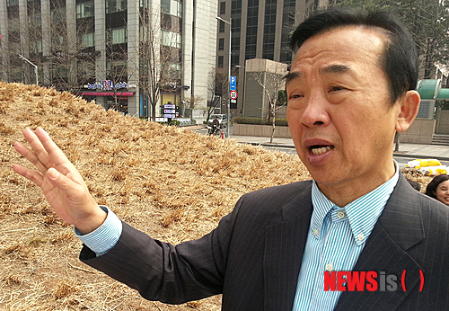 【정선=뉴시스】전국도박피해자모임 대표 및 ‘도박산업규제 및 개선을 위한 전국네트워크’의 공동대표 정 덕씨가 5일 서울 청계광장에서 열린 제8회 도박추방의 날을 맞아 정부에 도박을 추방 촉구를 강조하고 있다.&nbsp;&nbsp;&nbsp;&nbsp; 