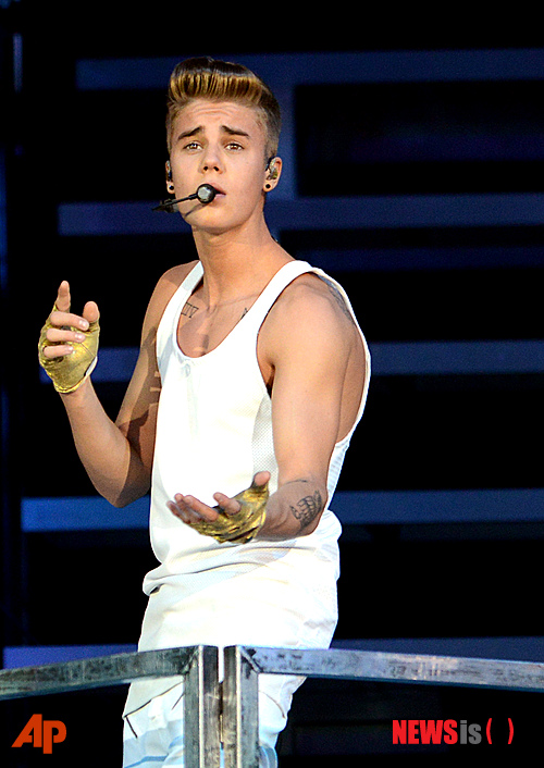 【서울=뉴시스】이재훈 기자 = 캐나다 팝스타 저스틴 비버(19)가 유럽 투어를 돌면서 온갖 구설에 오르고 있다.&nbsp; 스웨덴 경찰은 24일(현지시간) 비버의 투어 버스에서 약물과 전기충격기인 '테이저건'을 발견했다고 밝혔다.&nbsp; 순찰 중인 경찰관이 비버가 머문 호텔앞에 세워진 비버의 투어 버스에서 마리화나 냄새가 나는 것을 감지, 해당 버스를 수색해 마약과 테이저건을 찾아냈다.&nbsp; 콘서트가 벌어지는 동안 수색이 이뤄져 버스에 탑승한 사람은 없었다. 이에 따라 아무도 체포되지 않았다. 경찰은 압수한 마약의 종류를 밝히지 않고 있다. 소지자는 아직 확인되지 않은 것으로 알려졌다.&nbsp; 앞서 비버는 지난달 영국 공연 도중 호흡 곤란 등을 이유로 졸도, 입원했다. 이달 초 독일 입국 당시에는 검역서류 미비 등을 이유로 애완용 원숭이 '말리'가 격리당했다.&nbsp; 최근 네덜란드 방문 때는 '안네의 일기'로 유명한 나치 희생자 안네 프랑크의 박물관 방명록에 "안네가 내 팬이 됐으면 좋았을 것"이라는 글을 남겼다가 욕을 먹기도 했다.&nbsp; realpaper7@newsis.com 