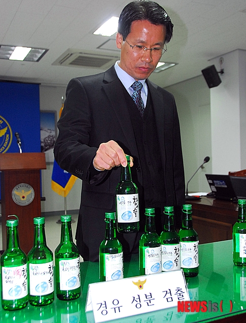 【청주=뉴시스】엄기찬 기자 = 경찰은 8일 하이트진로 '참이슬' 소주의 경유 성분 검출과 관련해 "생산과정에서는 이것이 들어갈 가능성이 없다"고 밝혔다. 이날 오전 충북 청주청남경찰서에서 열린 브리핑에서 변재철 수사과장이 경유 성분이 검출된 소주를 들어보이고 있다. dotor0110@newsis.com