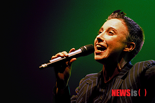 【울산=뉴시스】고은희 기자 = 에디트 피아프를 잇는 프랑스 가수 '무롱'이 11일 오후 8시 울산 동구 현대예술관(관장 조재권)은 공연장 무대에서 샹송의 진수를 전한다. 샹송 가수 '무롱'의 사진이다. (사진=현대예술관 제공) photo@newsis.com