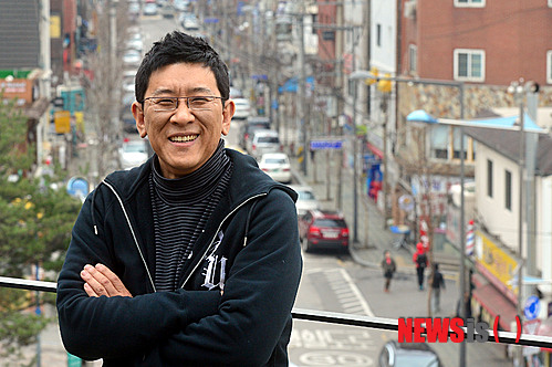 【서울=뉴시스】최동준 기자 = 영화 '공정사회' 이지승 감독이 8일 오후 서울 동교동 한 카페에서 뉴시스와 인터뷰에 앞서 포즈를 취하고 있다.&nbsp; photocdj@newsis.com