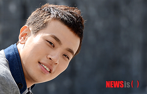 【서울=뉴시스】조수정 기자 = 영화 '전설의 주먹' 에서 주인공 임덕규(황정민 분)의 아역을 연기한 배우 박정민이 9일 오전 서울 충무로 뉴시스 본사에서 인터뷰 전 포즈를 취하고 있다.&nbsp; 영화 전설의 주먹은 오는 10일 개봉한다.&nbsp;&nbsp; chocrystal@newsis.com