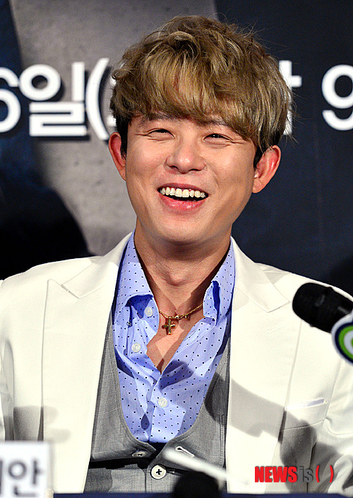 【서울=뉴시스】박문호 기자 = 9일 오후 서울 삼성동 메가박스 코엑스에서 열린 케이블채널 QTV '20세기 미소년' 제작발표회에서 가수 토니안이 밝게 웃고 있다.&nbsp; go2@newsis.com