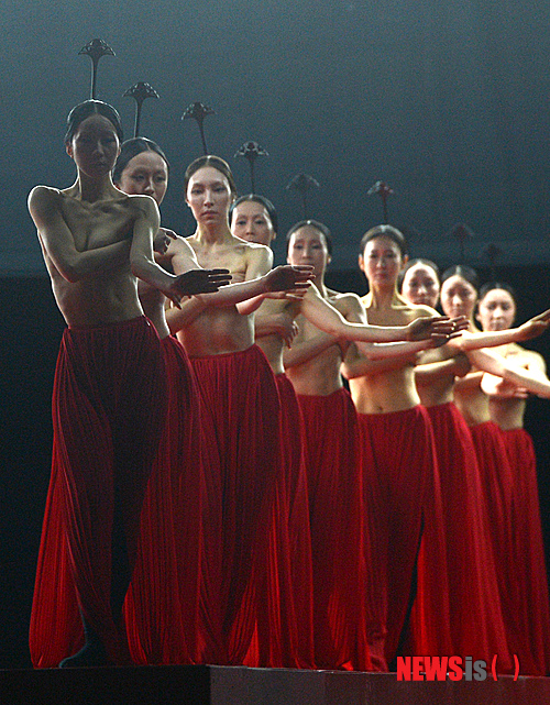【서울=뉴시스】박상훈 기자 = 안성수·정구호의 무용 '단(壇)' 프레스콜이 열린 9일 오후 서울 중구 장충동 국립극장 해오름극장에서 국립무용단이 멋진 퍼포먼스를 펼치고 있다.&nbsp;&nbsp; 국립무용단이 안무가 초청 프로젝트 첫 번째 작품으로 오는 10일부터 14일까지 선보이는 '단(壇)'은 신분, 종교, 권력을 상징하는 오브제인 단 위에서 인간이 외면과 내면적 갈등을 겪는 모습을 현대적이면서도 한국적으로 표현한 작품이다.&nbsp;&nbsp; hyalinee@newsis.com