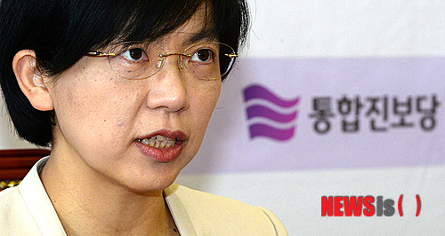 【서울=뉴시스】박동욱 기자 = 이정희 통합진보당 대표가 10일 오전 서울 여의도 국회 원내대표실에서 한반도위기와 관련해 긴급 기자회견을 갖고 있다.&nbsp; fufus@newsis.com 