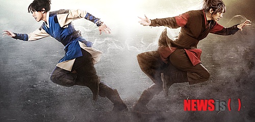 【서울=뉴시스】유상우 기자 = 이승기·수지 주연 MBC TV 월화드라마 ‘구가의 서’(극본 강은경, 연출 신우철·김정현)가 필리핀·홍콩·캄보디아에 팔렸다.&nbsp;&nbsp; MBC는 10일 “‘구가의 서’가 전체 방송분량이 공개되기도 전에 필리핀·홍콩·캄보디아에 판매됐다”고 밝혔다. “정확한 금액은 밝힐 수 없지만 ‘해를 품은 달’ 수준”이라며 “다른 국가들과 계약 중이어서 앞으로 판매 규모는 더욱 커질 것”이라고 기대했다.&nbsp; 한편, ‘구가의 서’는 방송 2회 만인 9일 시청률 12.2%(닐슨코리아)로 1위에 올랐다. KBS 2TV ‘직장의 신’ 12.1%, SBS TV ‘장옥정, 사랑에 살다’가 9.1%로 뒤따랐다.&nbsp; TNmS에서도 ‘구가의 서’ 2회는 전국 가구시청률 12.4%로 ‘직장의 신’(12.2%)과 ‘장옥정, 사랑에 살다’(9.1%)를 제치고 정상을 밟았다.&nbsp; 24부작 ‘구가의 서’는 반인반수로 태어난 ‘최강치’(이승기)가 사람이 되기 위해 좌충우돌하는 무협활극이다.&nbsp; swryu@newsis.com&nbsp; 