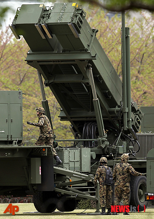 【도쿄=AP/뉴시스】10일 일본 도쿄의 방위성에 일본 자위대 병사들이 미사일 요격용 패트리엇(PAC-3) 미사일을 점검하고 있다. 한국 국방부가 북한이 오는 15일 김일성 주석 생일(태양절)에 미사일 발사를 시도할 것이라는 가능성을 제기한 가운데 일본 외무성도 PAC-3 미사일 및 SM3 미사일을 탑재한 이지스 구축함 등을 배치하는 등 군사적 대비태세를 강화했다.