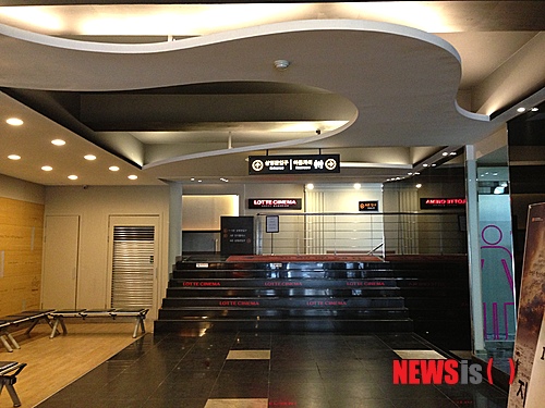 【서울=뉴시스】박영주 기자 = 롯데시네마(대표 차원천)는 12일 강남구 논현동에 ‘롯데시네마 브로드웨이’를 개관한다.&nbsp; 총 6개 관 498좌석으로 문을 여는 롯데시네마 브로드웨이는 신사역 1번 출구에 위치한다. 다채널 3D 음향시스템인 STA(Sonic-Tier Audio)를 상영관에 도입한다.&nbsp; 일반 영화관에 설치된 스피커보다 훨씬 많은 스피커가 천장과 영화관 벽면 곳곳에 들어가게 돼 32방향에서 송출되는 음향을 입체적으로 들을 수 있다.&nbsp; 롯데시네마 브로드웨이 개관을 기념해 다양한 이벤트를 연다. 개관 하루 전 11일 롯데멤버스 고객과 시사회 초대권이 있는 고객을 대상으로 미개봉작 2편과 기 개봉작 2편의 오픈 무료 시사회를 진행한다.&nbsp; 롯데멤버스 신규가입 고객들을 대상으로 개관 당일부터 사용 가능한 관람권을 준다.&nbsp; 롯데시네마는 “고객들의 편의와 문화생활의 질적 향상을 위해 끊임없이 연구하고 있으며 대한민국 모든 고객이 만족할 수 있는 문화 예술 공간을 만들어 나가겠다”고 밝혔다. /gogogirl@newsis.com