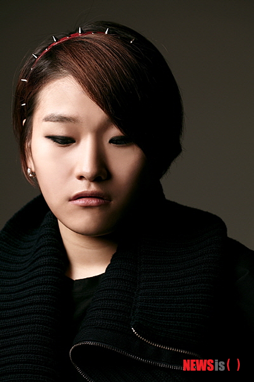 【서울=뉴시스】이재훈 기자 = 엠넷 오디션 프로그램 '보이스 코리아'의 우승자 손승연(20)이 포츈엔터테인먼트와 전속 계약을 했다.&nbsp; 손승연은 '엠보코'에서 가수 신승훈(45)의 지도로 김태화(58)의 '안녕', 록그룹 '부활'의 '비와 당신의 이야기', 가수 BMK(40)의 '물들어' 등을 부르며 가창력을 뽐냈다.&nbsp; 이진영 포츈엔터테인먼트 대표는 "스무 살이라는 어린 나이에도 성숙한 감정 처리와 탁월한 고음이 인상적이라 발전 가능성이 크다고 보고 계약을 맺게 됐다"고 알렸다.&nbsp; 엠넷 '슈퍼스타K 2' 출신 장재인이 속한 나뭇잎 엔테테인먼트(대표 정재섭)가 포츈과 공동으로 손승연의 관리를 맡는다.&nbsp; 손승연은 지난해 10월 첫 앨범 '미운 오리의 날개짓'을 발표하고 프로무대에 데뷔했다. 상반기 중 새 싱글을 발표한다. /realpaper7@newsis.com