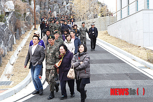 【영동=뉴시스】김기준 기자 = 육군종합행정학교에서 교육사 예하 학교 최초로 '특기병 면회·외출제'를 시행한 지 꼭 1년이 되는 11일 특기병 수료식을 마친 장병이 가족과 함께 영동지역으로 외출을 나서고 있다. 이 학교는 헌병·재정 병과 특기병에게 3주 과정의 교육을 마치면 수료식 직후인 오전 11시부터 오후 5시까지 가족면회와 외출을 허락한다. (사진=육군종합행정학교 제공)&nbsp; photo@newsis.com