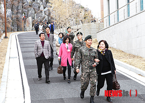 【영동=뉴시스】김기준 기자 = 육군종합행정학교에서 교육사 예하 학교 최초로 '특기병 면회·외출제'를 시행한 지 꼭 1년이 되는 11일 특기병 수료식을 마친 장병이 가족과 함께 영동지역으로 외출을 나서고 있다. 이 학교는 헌병·재정 병과 특기병에게 3주 과정의 교육을 마치면 수료식 직후인 오전 11시부터 오후 5시까지 가족면회와 외출을 허락한다. (사진=육군종합행정학교 제공)&nbsp; photo@newsis.com