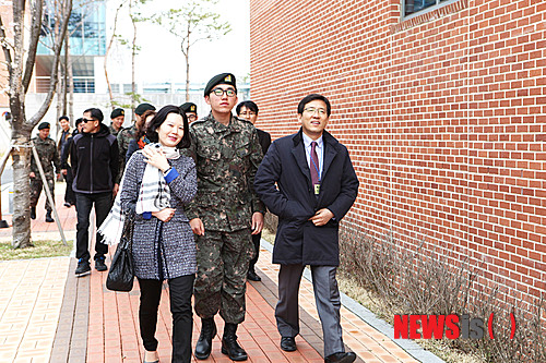 【영동=뉴시스】김기준 기자 = 육군종합행정학교에서 교육사 예하 학교 최초로 '특기병 면회·외출제'를 시행한 지 꼭 1년이 되는 11일 특기병 수료식을 마친 장병이 가족과 함께 영동지역으로 외출을 나서고 있다. 이 학교는 헌병·재정 병과 특기병에게 3주 과정의 교육을 마치면 수료식 직후인 오전 11시부터 오후 5시까지 가족면회와 외출을 허락한다. (사진=육군종합행정학교 제공)&nbsp; photo@newsis.com