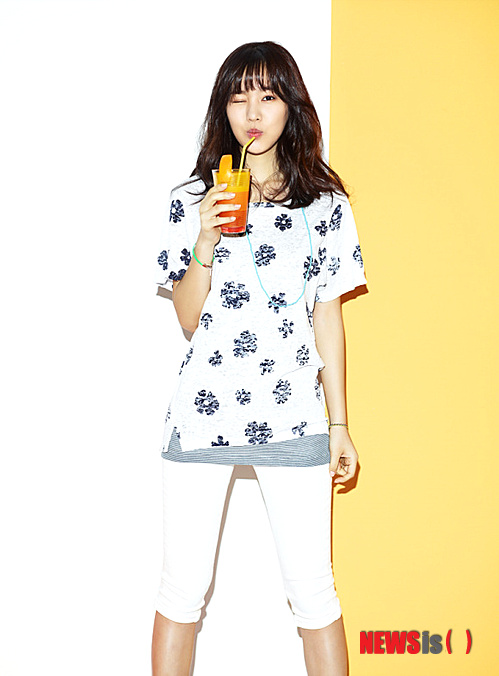 【서울=뉴시스】김정환 기자 = 탤런트 진세연(19)이 캐주얼 의류 브랜드 ‘에드윈’의 모델로 나섰다.&nbsp;&nbsp; 최근 촬영한 여름 화보에서 깔끔하면서 경쾌한 컬러 코디네이션을 선보였다. 화이트 월과 컬러풀한 비치 소품들을 활용해 여름철 행복한 시간을 보내는 10말20초 소녀의 풋풋함과 순수함, 깜찍함과 발랄함을 표현했다.&nbsp;&nbsp; 지난해 KBS 2TV 수목극 ‘각시탈’, SBS TV 주말극 ‘다섯손가락’에 출연한 진세연은 중앙대 연극영화과 학생생활을 만끽하고 있다.&nbsp; ace@newsis.com
