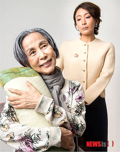 【서울=뉴시스】이재훈 기자 = 연기 데뷔 50주년을 맞이한 배우 손숙(69)을 위한 특별 기념 공연 '나의 황홀한 실종기'가 12일부터 5월12일까지 서울 서교동 소극장 산울림 무대에 오른다. 치매에 걸린 80세 노인 '윤금숙'이 주인공이다. 치매로 인해 삶에서 점점 사라질 것 같은 두려움 속에 흩어져 버린 과거 기억들을 되찾기 위해 외로운 투쟁을 하는 모습을 그린다. 이를 통해 경제·사회적 빈곤, 가족 붕괴, 고령화에 따른 노인들의 정신적 황폐화 등 현대사회의 부조리를 지적한다. 손숙이 윤금숙을 맡아 아름답고 절실한 연기를 보여준다. 그녀의 딸은 연극배우 서은경, 의사는 박윤석, 간병인은 김지은이 연기한다. 연극계의 대부인 산울림극단의 임영웅(77) 대표가 연출을 맡았다. '고도를 기다리며' '위기의 여자' 등 산울림 무대의 대다수 작품을 번역, 무대화한 불문학자인 오증자(78) 서울여대 명예교수가 극을 썼다. 5만원. 02-334-5915 realpaper7@newsis.com