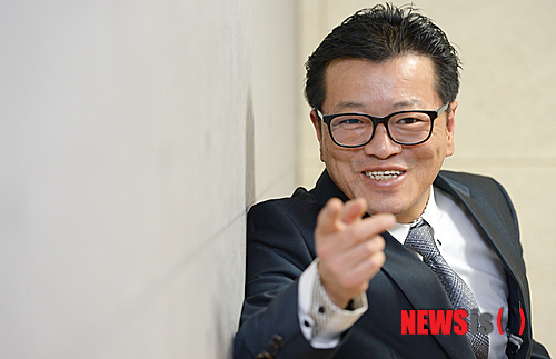 【서울=뉴시스】김인철 기자 = 개그맨 출신 사업가 정이래가 12일 오후 서울 중구 뉴시스 본사에서 인터뷰에 앞서 포즈를 취하고 있다.&nbsp; yatoya@newsis.com