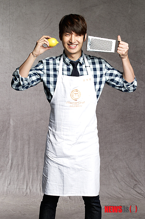 【서울=뉴시스】김정환 기자 = 가수 손호영(33)이 올리브 채널 스타 요리서바이벌 프로그램 ‘마스터셰프 코리아 셀러브리티’에서 우승했다. 12일 밤 10시 ‘마셰코 셀럽’에서는 ‘한식으로 3코스 만들기’ 미션을 놓고 손호영, 그룹 ‘미쓰에이’의 페이(26), 개그우먼 신봉선(33) 등 톱3가 최후의 승부를 펼쳤다. 손호영은 애피타이저로 ‘삼색 나뭇잎 밀쌈’, 메인요리로 ‘연잎 닭찜과 연근밥’, 디저트로 ‘막걸리 딸기 셔벗’을 차례로 선보이며 심사위원들을 사로잡았다. 심사위원들은 “외국인 사절이 왔을 때 김치만 곁들여 내놓아도 좋을만큼 훌륭한 요리다. 불과 몇 회만에 이 정도 성장하다니 놀랍다”고 격찬하며 손호영의 손을 들어줬다. 손호영은 “가수가 되기 전 어렸을 때 요리사가 되게 되고 싶었다. ‘마셰코’ 덕분에 출발선에 오게 됐다”면서 “정말 요리사 근처까지 갈 수만 있다면 좋겠다. 더 배우겠다. 요리하니 행복하다. 한 턱 쏘겠다”며 감격의 눈물을 흘렸다. 최종 우승으로 손호영은 상금 1억원과 자신의 이름을 내건 요리 프로그램을 진행하는 기회를 잡게 됐다. 앞서 손호영은 이 프로그램에서 우승하면 상금 1억원을 전액 기부하겠다고 약속했다. 우승 후 손호영은 뉴시스에 “그 동안 짬짬이 기부를 해왔지만 성에 차지 않았다. 언젠가 내게 큰 돈이 생긴다면 꼭 기부하겠다고 마음 먹었다. 이번 우승으로 그 바람을 이룰 수 있게 돼 정말 기쁘다”면서 “기부처는 아직 결정하지 않았으나 요리 프로그램 우승 상금인 만큼 결식아동 돕기 등에 쓰려고 한다”고 말했다. ace@newsis.com
